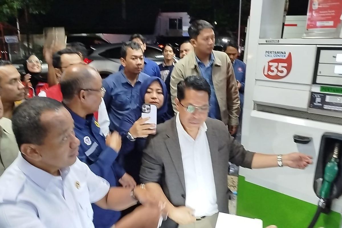 Bahlil Sidak SPBU Di Jatim, Pastikan Mutu BBM Sesuai Standar Menteri ESDM Bahlil Lahadalia saat sidak do salah satu SPBU di Malang, Jatim. Foto : Ist