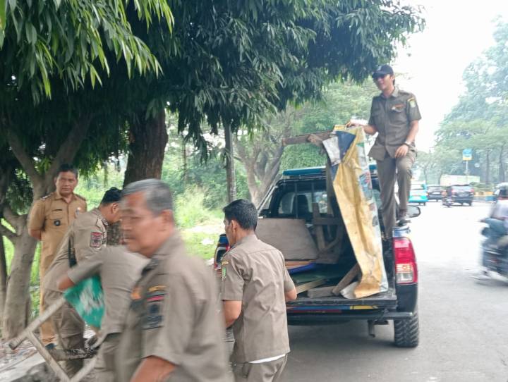 Bangli & PKL Di Sekitar Mall Balekota Ditertibkan Petugas Trantib Kelurahan Buaran Indah Kecamatan Tangerang melakukan penertiban terhadap sejumlah Bangunan Liar (Bangli) dan Pedagang Kaki Lima (PKL) di area sekitar Mall Balekota.