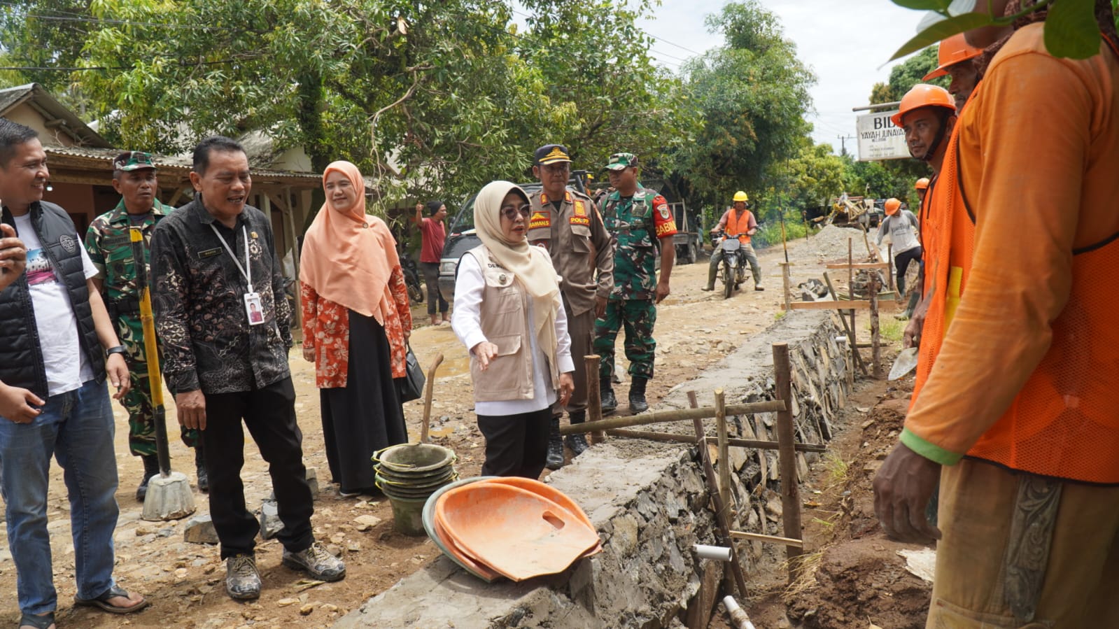 Bangun Jalan Sukawaris-Tanjungan, Warga Cikeusik Apresiasi Bupati Dewi Bupati Pandeglang, Raden Dewi Setiani meninjau pembangunan ruas Jalan Sukawaris-Tanjungan sepanjang 4,5 kilometer, Kamis (23/10/2025).(Istimewa)