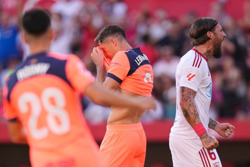 Ekspresi Robert Lewandowski usai Barca dipermalukan Sevilla 1-4. Foto : Ist