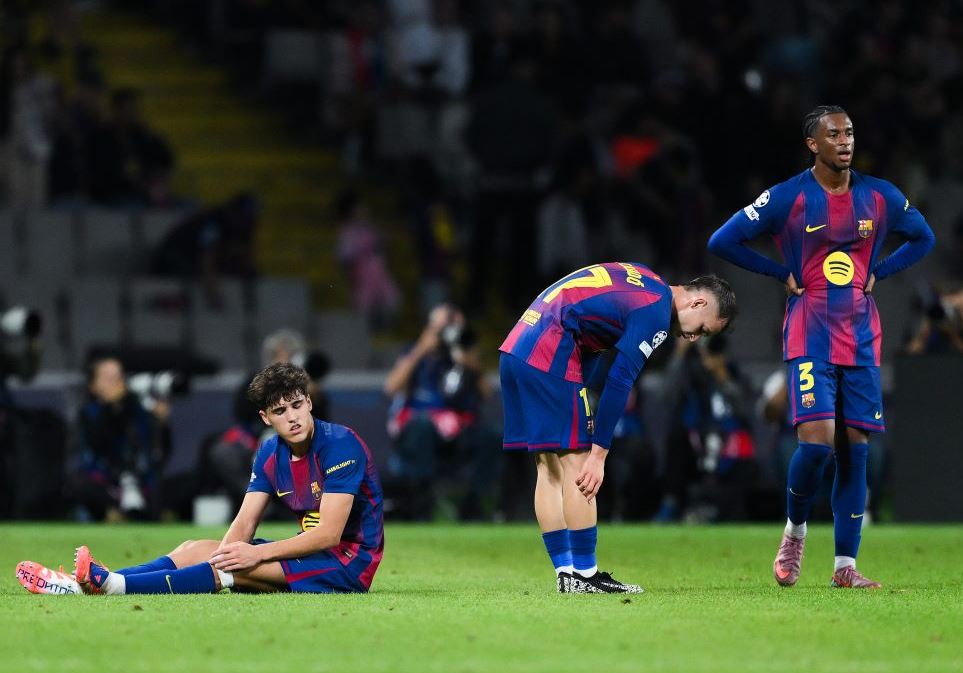 Skuad Barca tertunduk ledu usai dikalahkan PSG 1-2. Foto : Ist