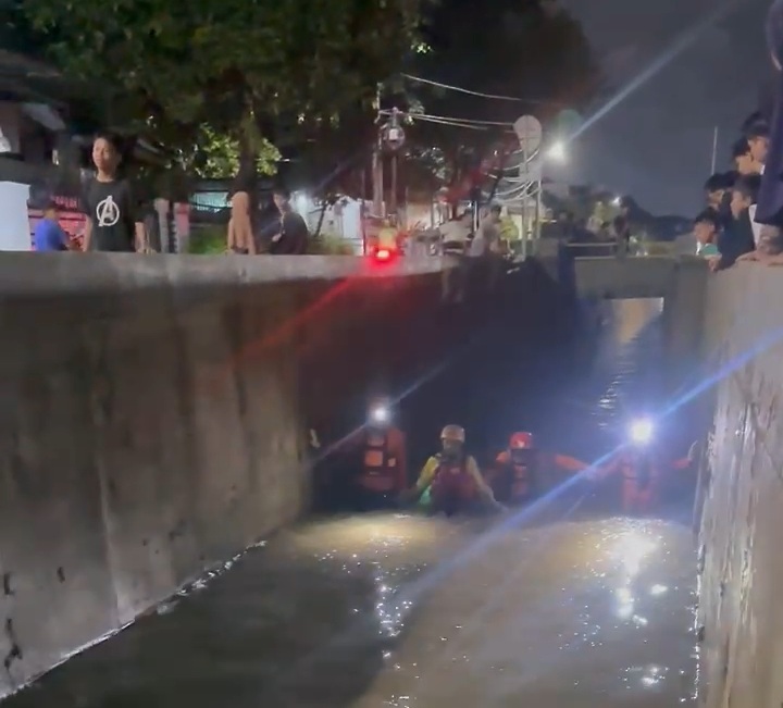 Bocah Laki-laki di Pamulang Hanyut Terseret Arus Kali, Tim Gabungan Masih Lakukan Pencarian Tim BPBD Tangsel sedang mencari bocah AMR yang hilang. Foto : Ist