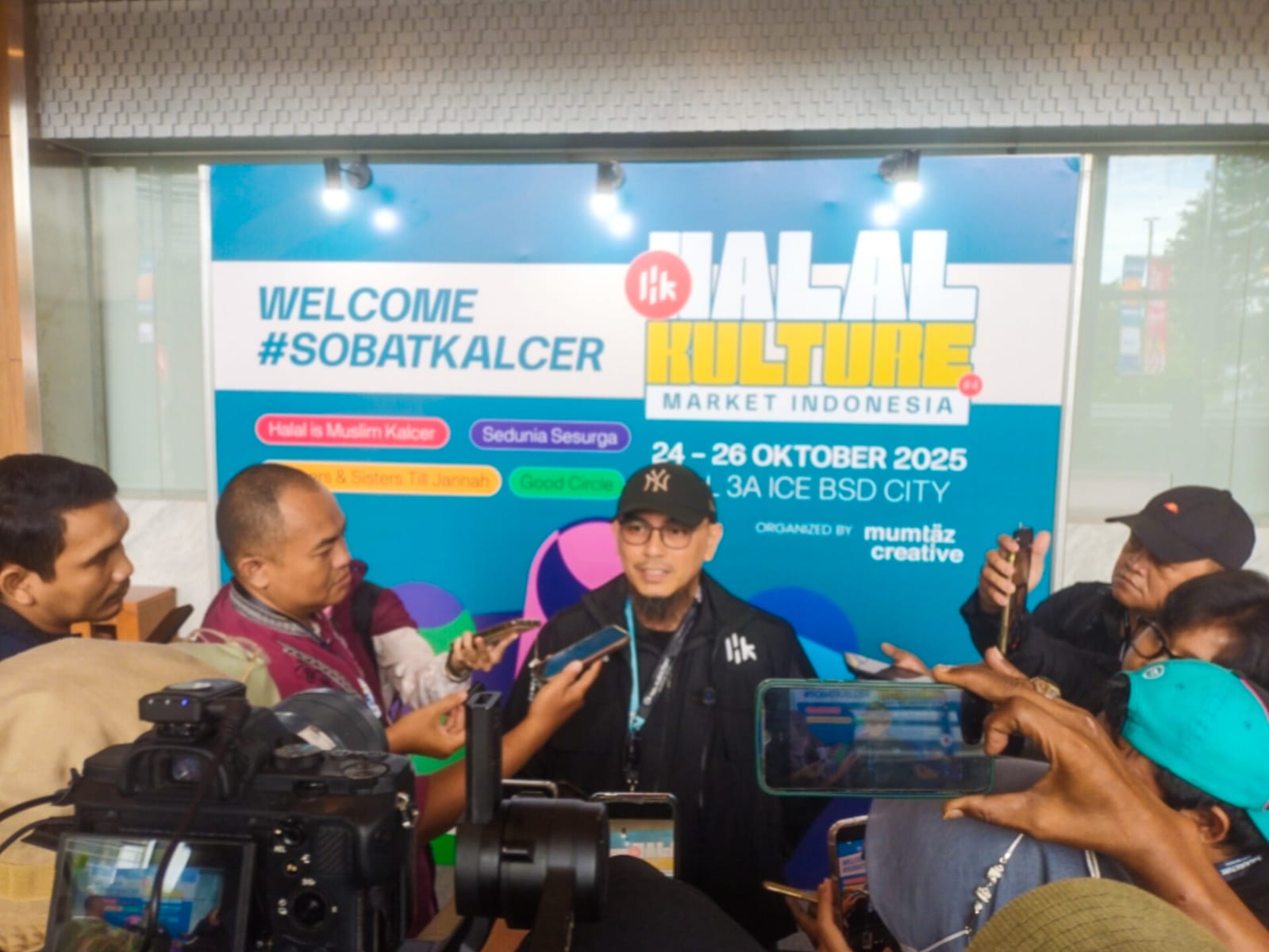 Bukan Sekadar Pameran, Halal Kulture Market Jadi ‘Communal Hub’ Seru Muslim Muda Pekan Ini CEO Mumtaz Creative, Agung Paramata, dalam konferensi pers di ICE BSD, Jumat (24/10/2025). (tangselpos.id/lim)