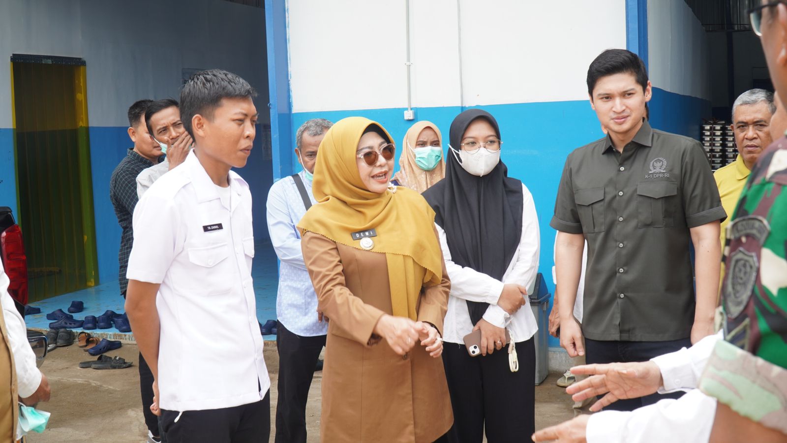 Bupati Pandeglang, Raden Dewi Setiani mendampingi anggota DPR RI Komisi I, Rizki Aulia Natakusumah, meninjau dua dapur Satuan Pelayanan Pemenuhan Gizi (SPPG) di Kecamatan Kaduhejo dan Kecamatan Mandalawangi, Selasa (21/10/2025).(Istimewa)