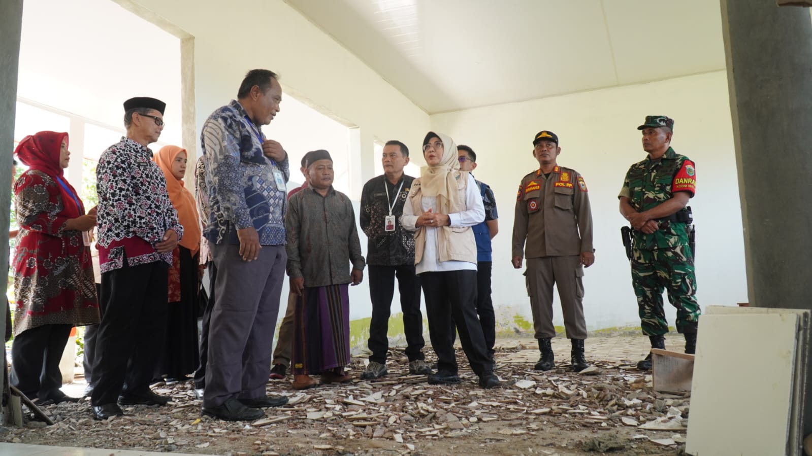 Bupati Dewi Harapkan Revitalisasi SDN Umbulan 2 dan SDN Sukawaris 2 Sesuai Standar Bupati Pandeglang, Raden Dewi Setiani melakukan monitoring pembangunan revitalisasi SDN Umbulan 2 dan SDN Sukawaris 2, Kecamatan Cikeusik, Kamis (23/10/2025).(Istimewa)