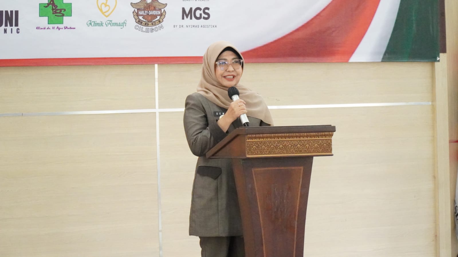 Bupati Pandeglang Raden Dewi Setiani, sedang memberikan sambutan di acara pelantikan pengurus IDI Cabang Pandeglang, di Aula Pendopo Negara Bupati Pandeglang, Rabu (29/10).