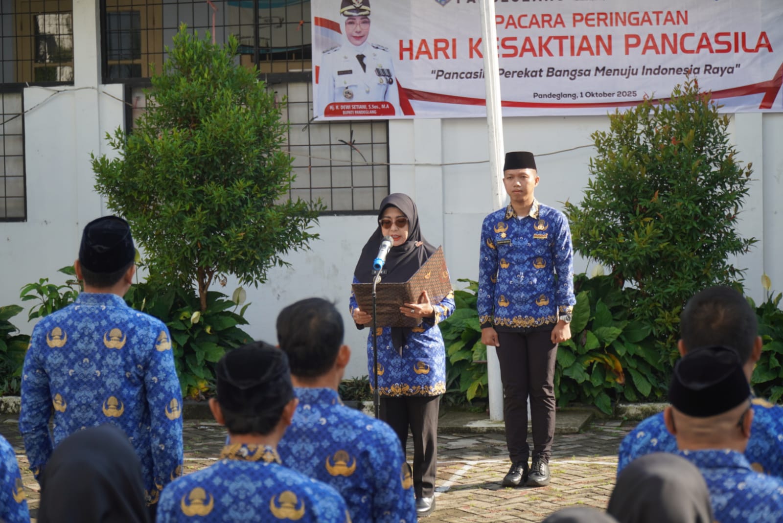 Bupati Dewi: Pancasila Kunci Kekuatan Bangsa Bupati Dewi Setiani, saat memimpin upacara peringatan Hari Kesaktian Pancasila, di halaman Kantor Sekretariat Daerah (Setda) Kabupaten Pandeglang, Rabu (1/10/2025).(Istimewa)