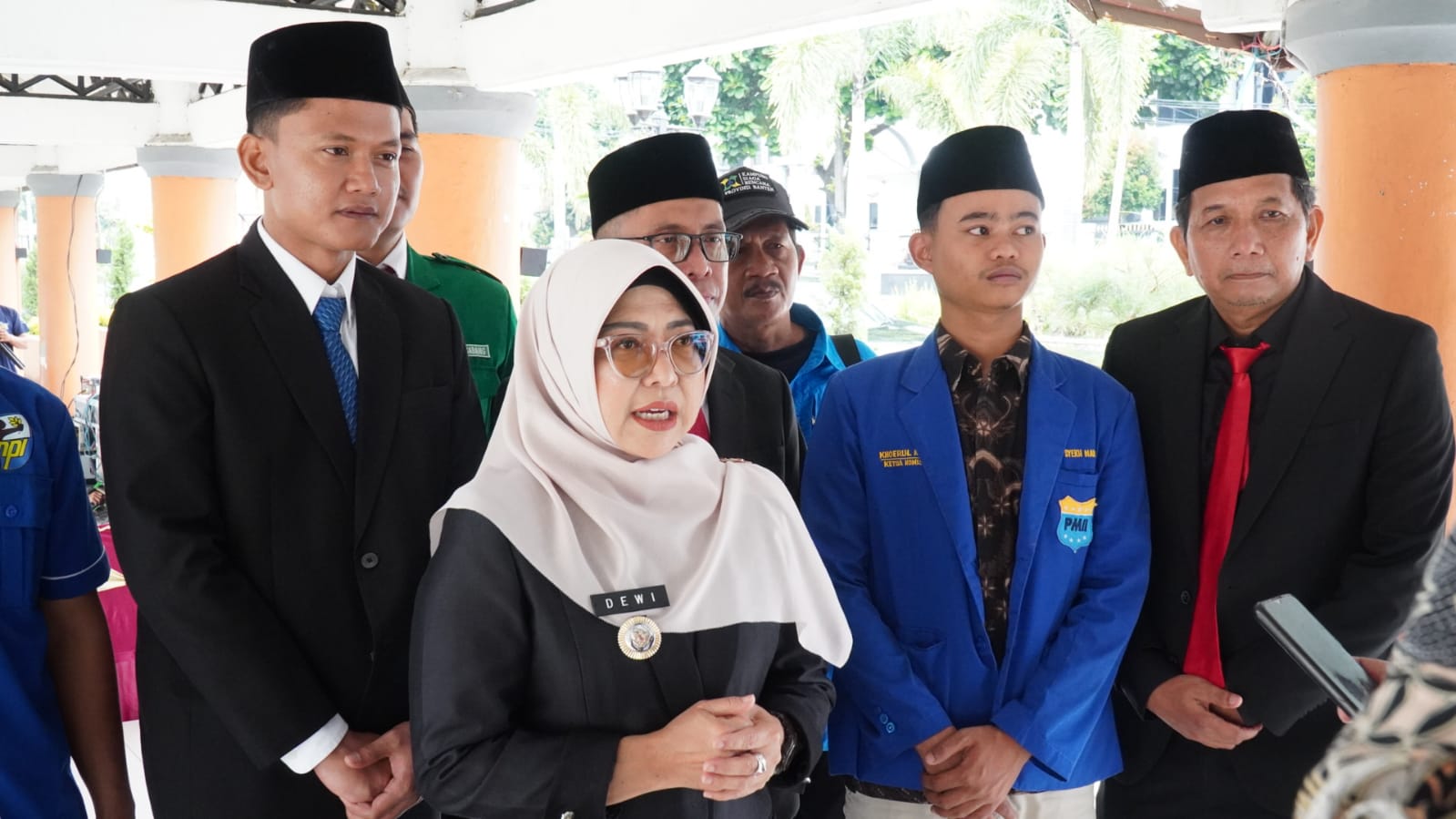 Bupati Dewi Sebut Pemuda Tonggak Utama Kemajuan Bangsa Bupati Pandeglang, Raden Dewi Setiani, menyampaikan keterangan pers usai melaksanakan upacara peringatan Hari Sumpah Pemuda ke-97, di Alun-alun Pandeglang, Selasa (28/10/2025).(Istimewa)