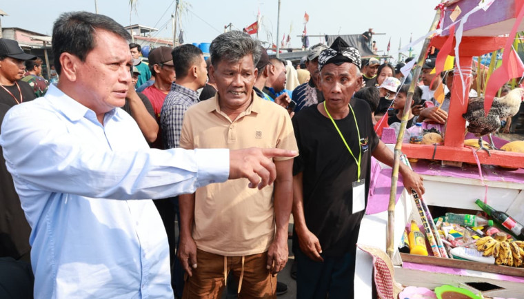 Bupati Tangerang Minta Para Nelayan Jaga Semangat Kebersamaan Bupati Tangerang, Moch Maesyal Rasyid, saat menghadiri pesta laut atau nadran.
