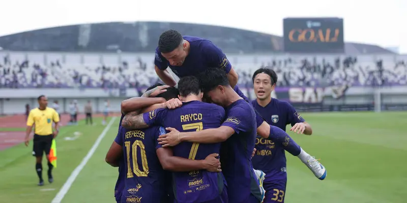 Carlos Pena Puji Kerja Keras Dan Mentalitas Pemain Persita Selebrasi tim Persita usai menang dari PSIM. Foto : Ist