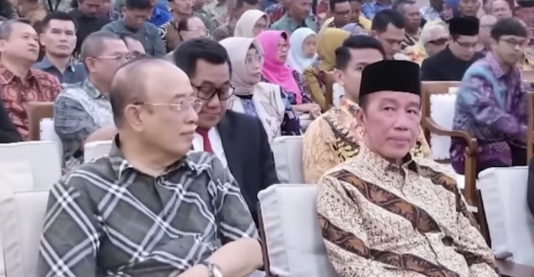 Mantan Presiden ke 7 Jokowi saat hadir di acara Rapat Senat Terbuka Dies Natalis ke-62 Fakultas Kehutanan Universitas Gadjah Mada. Foto : Ist