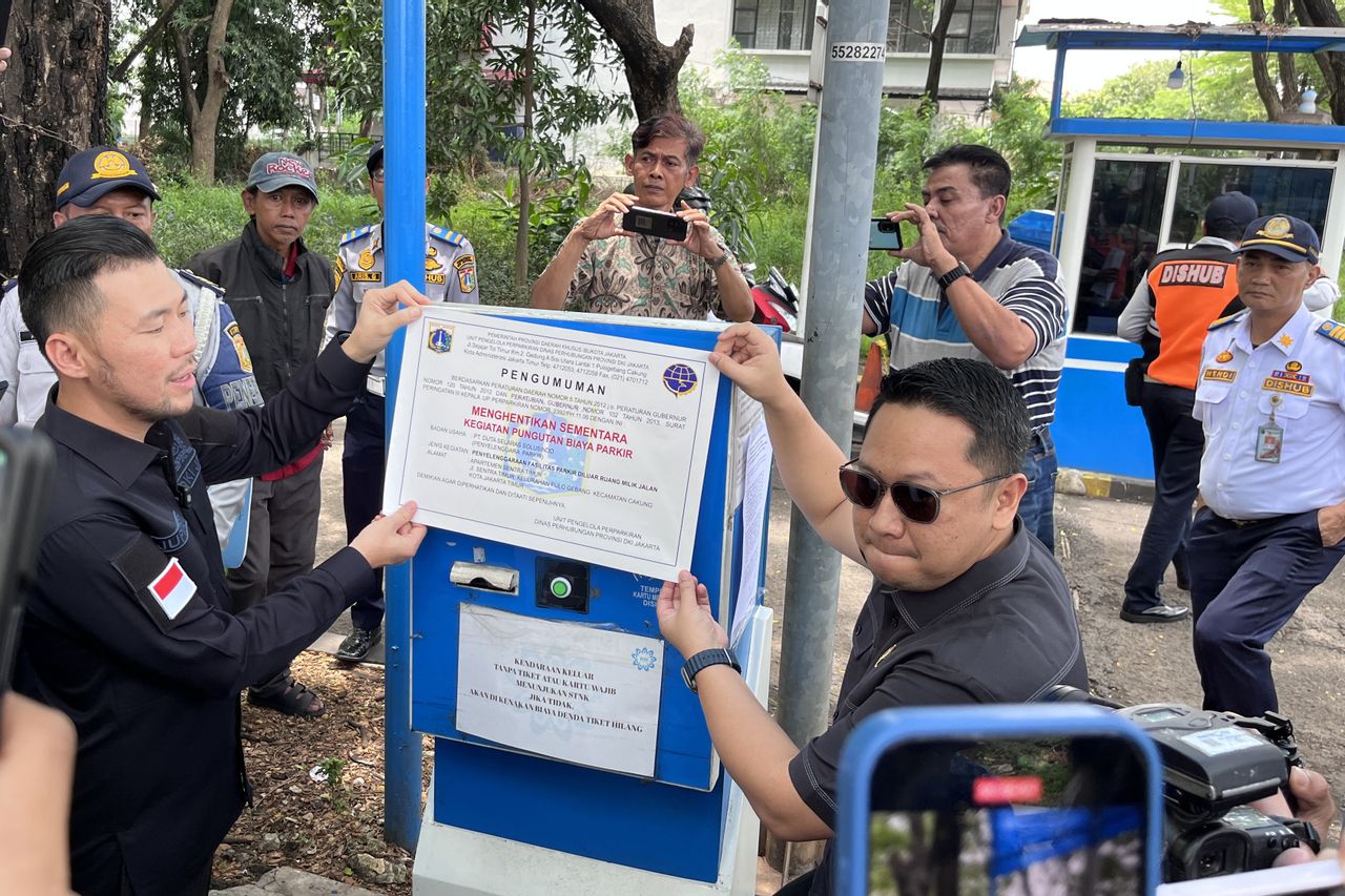 Penyegelan tempat parkir ilegal. Foto ; Ist