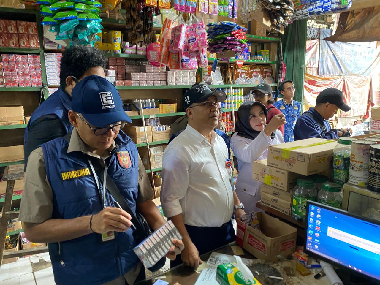 Disperindag Tangsel dan Bea Cukai Awasi Peredaran Rokok di Pasar Ciputat, Tak Ditemukan Rokok Ilegal Pemkot Tangsel dan Bea Cukai saat melakukan pengawasan peredaran rokok ilegal di area Pasar Ciputat, Selasa (28/10). (tangselpos.id/rmn)
