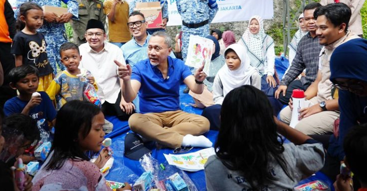 Ketum PAN Zulkifli Hasan (kaos biru) saat mengunjungi korban kebakaran di Pangadegan . Foto : Ist