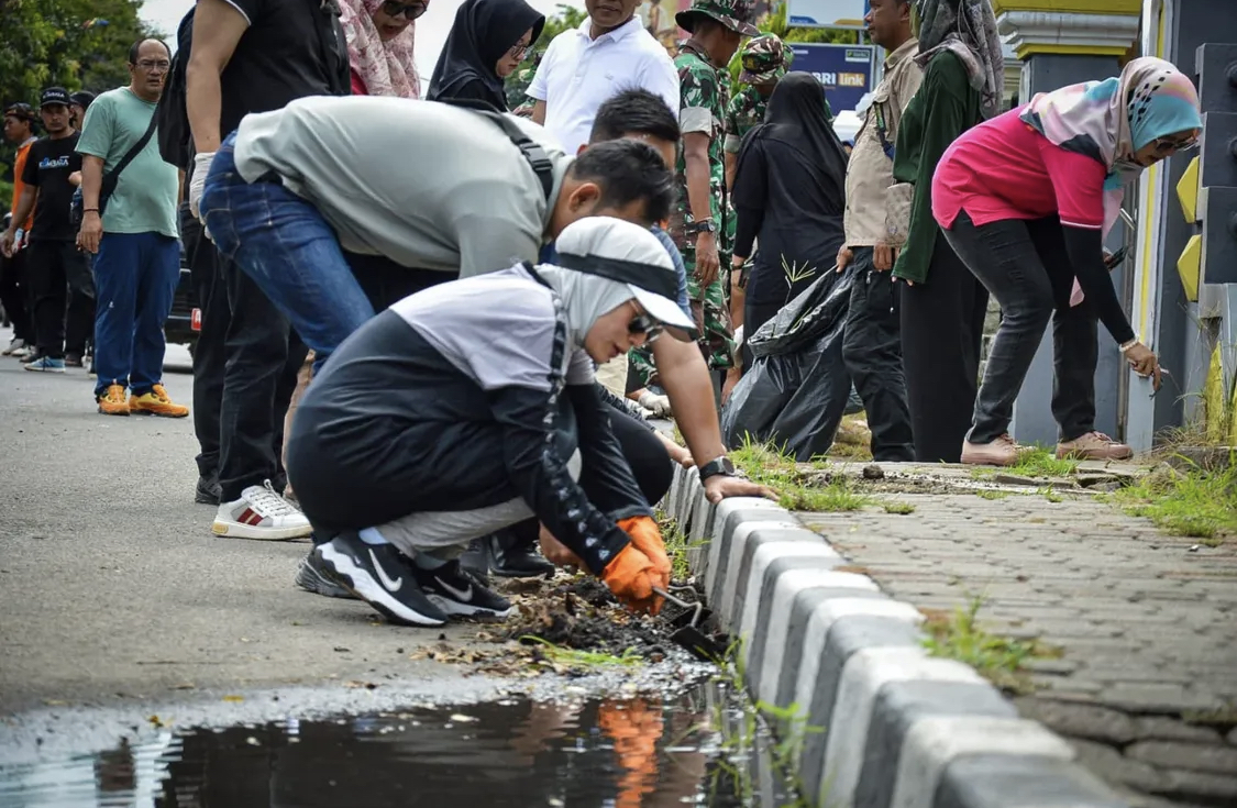 DLH Lebak Bikin Gebrakan Aksi Nyata Bersih Sampah DLH Lebak, Ketua TP PKK dan para pihak lainnya, sedang membersihkan sampah di wilayah Kota Kabupaten Lebak, saat melakukan gerakan aksi Aksi Nyata Bersih Sampah, Sabtu (25/10).