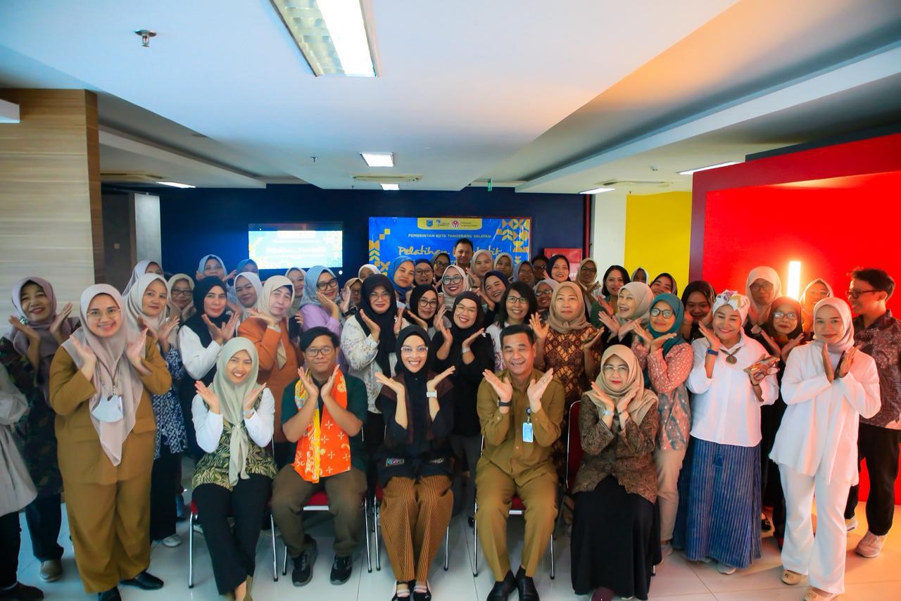 Puluhan peserta antusias mengikuti pelatihan membatik di Gedung Galeri Koperasi dan UKM, Serpong, Senin (20/10).