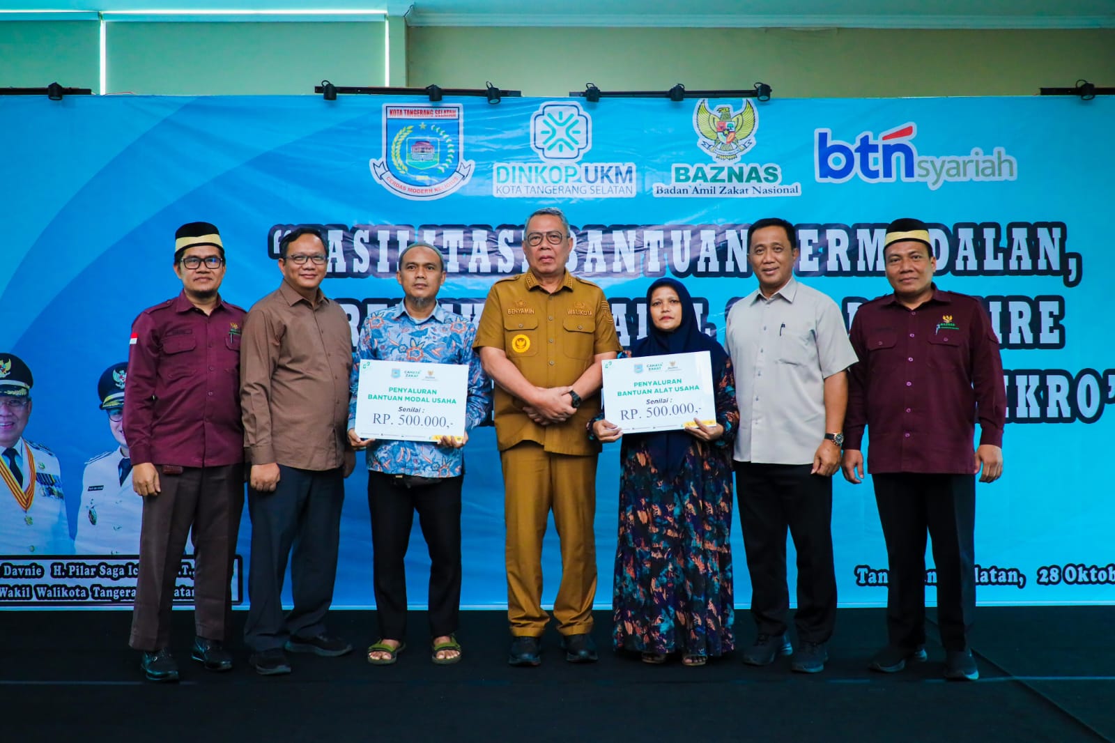 Wali Kota Tangsel, Benyamin Davnie saat menyerahkan bantuan ke pelaku usaha, Selasa (29/10)