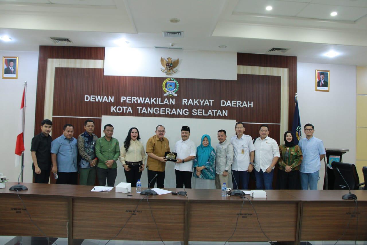 DPRD Kota Batam & DPRD Tangsel Bahas Mekanisme Rapat Banmus DPRD Kota Tangsel menerima kunjungan kerja (kunker) dari DPRD Kota Batam.