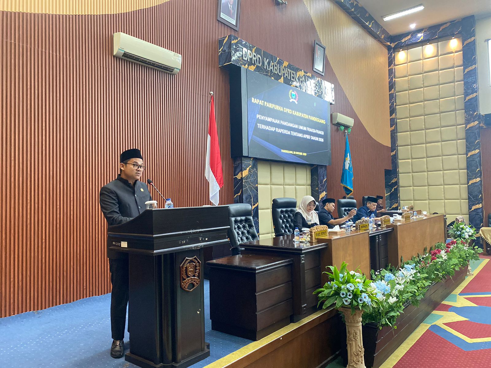 Fraksi Gerindra DPRD Pandeglang Soroti Rendahnya Realisasi PAD Dalam 5 Tahun Terakhir Ketua Fraksi Gerindra, Jojon Suhendar Andari saat menyampaikan pandangan umum fraksi dalam rapat paripurna dengan agenda pemandangan umum fraksi-fraksi terhadap pengantar nota keuangan Raperda APBD TA 2026, di Gedung DPRD Pandeglang, Selasa (28/10/2025).(Istimewa)