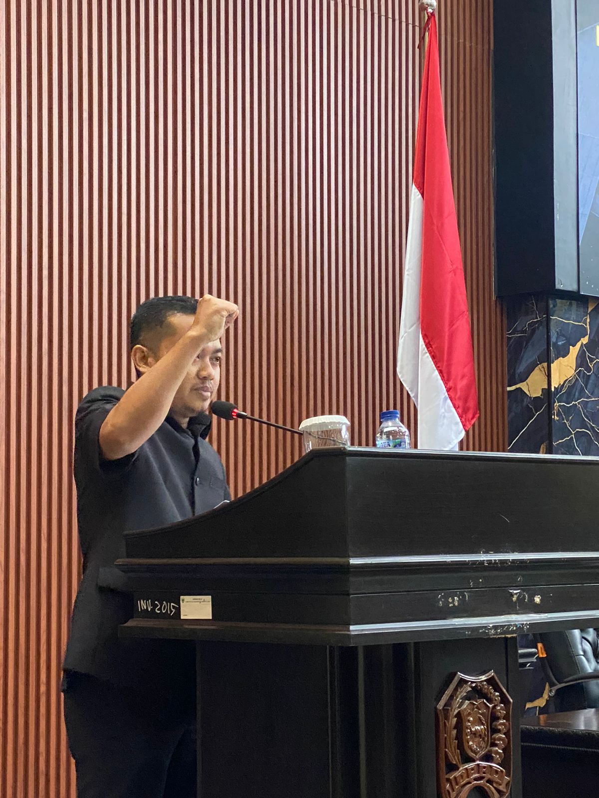 Fraksi PDIP Pandeglang Ingatkan Bupati Terkait Optimalisasi PAD dan Efisiensi Belanja Maman Hermawan, Sekretaris Fraksi PDI Perjuangan, saat menyampaikan pandangan umum fraksi dalam rapat paripurna di Gedung DPRD Pandeglang, Selasa (28/10/2025).(Istimewa)