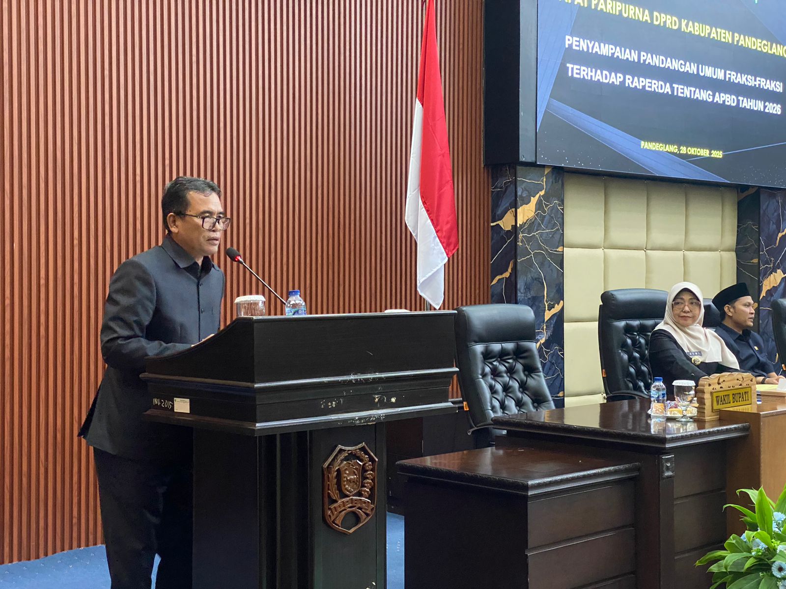 Fraksi PPP dan PKB Dukung Bupati Pandeglang Alokasikan Belanja Modal Rp 70 Miliar untuk Tingkatkan Infrastruktur Wakil Ketua Fraksi PPP, Sholekhudin, saat menyampaikan pandangan umum fraksi dalam rapat paripurna dengan agenda pemandangan umum fraksi-fraksi terhadap pengantar nota keuangan Raperda APBD TA 2026, di Gedung DPRD Pandeglang, Selasa (28/10/2025).(Istimewa)