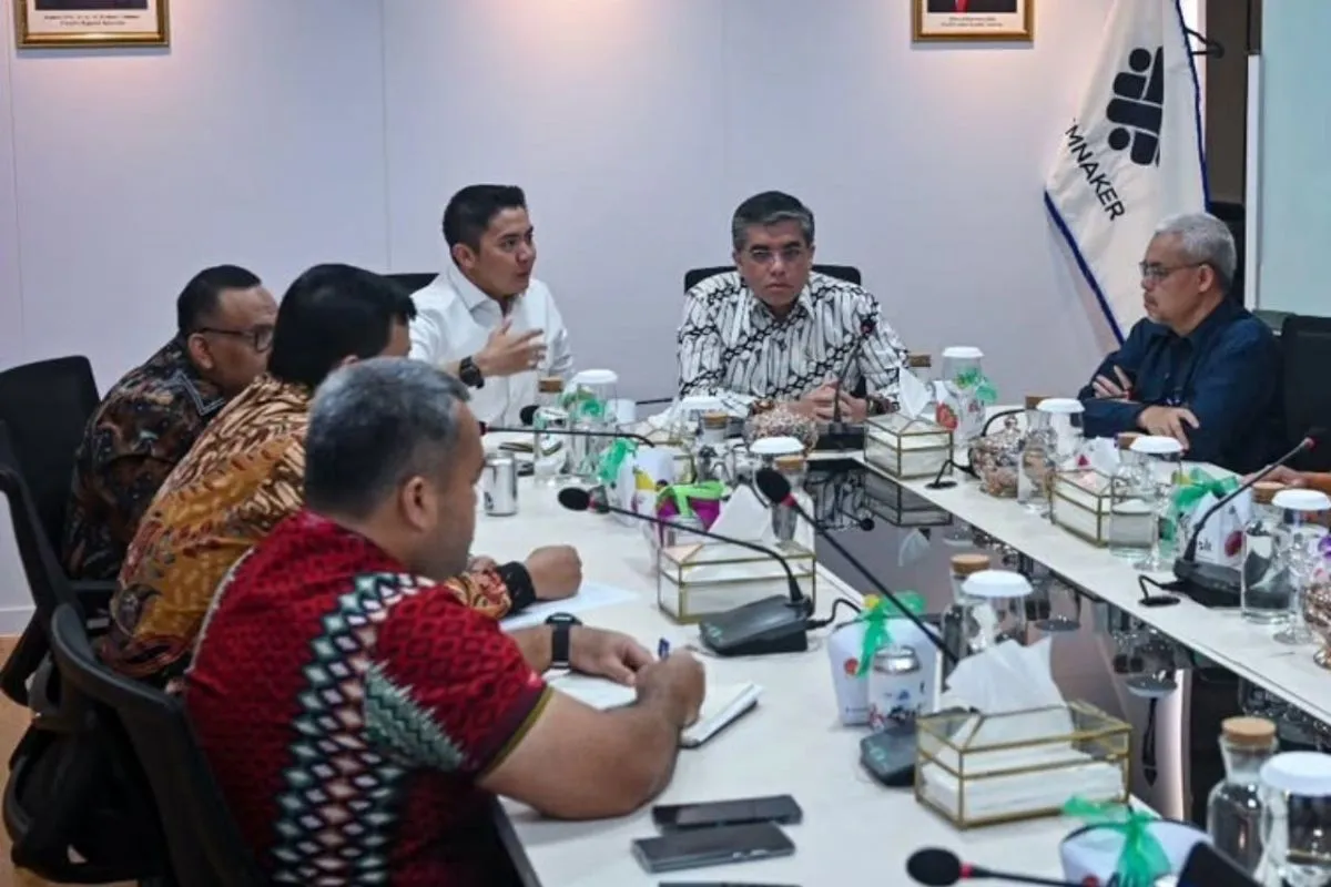 Sekretaris Kabinet Teddy Indra Wijaya (baju putih) be4sama Menaker Yassierli ( baju batik depan). Foto : Ist