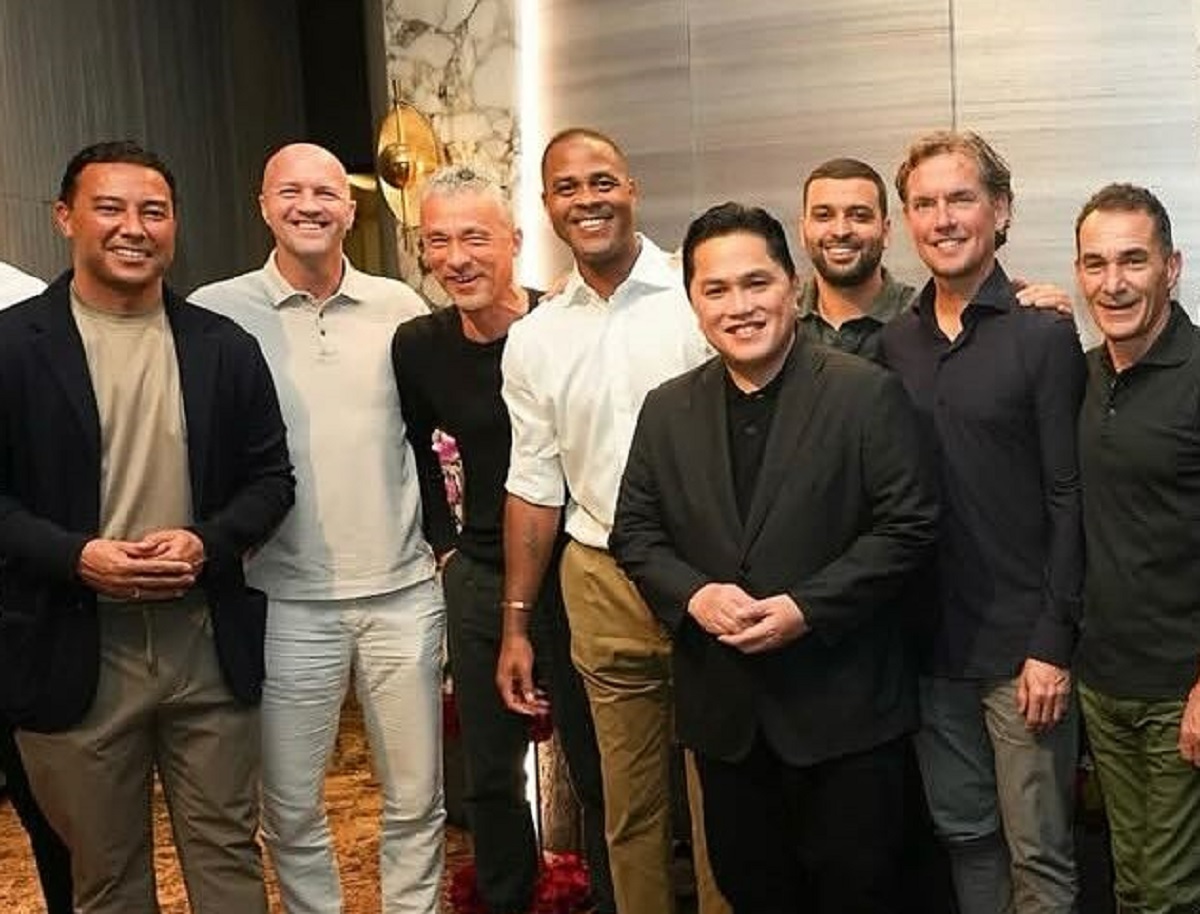 Gerbong Pelatih Belanda Dipecat, Kluivert Pergi Tanpa Maaf Ketum PSSI Erick Thohir bersama tim pelatih dari Belanda. Foto : Ist