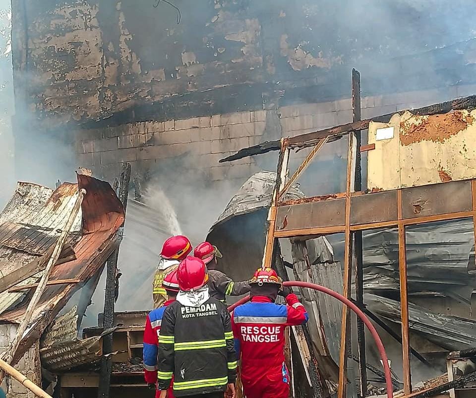 Gudang Dekorasi di Pondok Aren Ludes Terbakar, Kerugian Capai Rp150 Juta Kebakaran gudang dekorasi di Pondok Aren terbakar. Foto : Ist