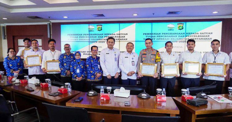 Polres Tangsel mendapatkan penghargaan dari BMKG karena telah berhasil menyelamatkan lahan BMKG di Pondok Aren. Foto : Ist