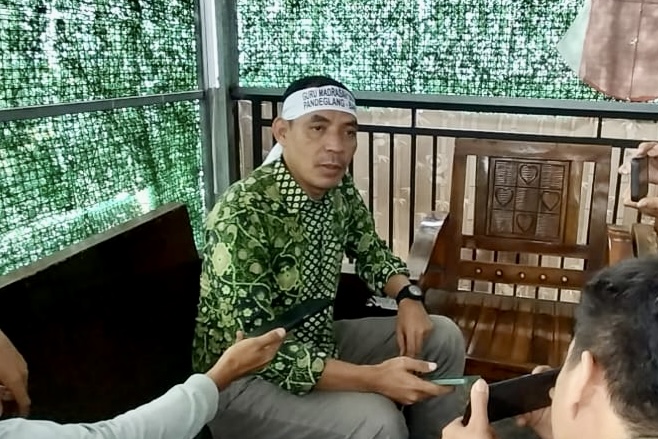 Koordinator Aksi Nasional, Fahru Rijal sedang diwawancara wartawan di Pandeglang, Rabu (29/10).