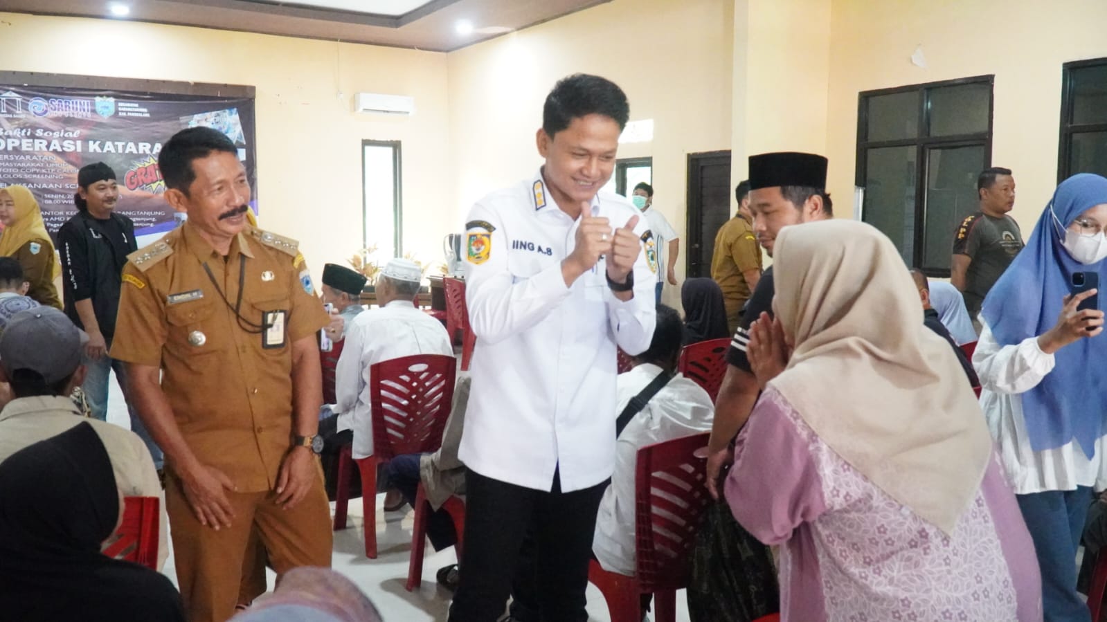 Iing Hadiri Operasi Katarak Gratis di Kecamatan Karangtanjung Wakil Bupati Pandeglang, Iing Andri Supriadi menghadiri sekaligus membuka kegiatan Bakti Sosial Operasi Katarak Gratis bagi ratusan warga, di Aula Kecamatan Karang Tanjung, Senin (20/10/2025).(Istimewa)