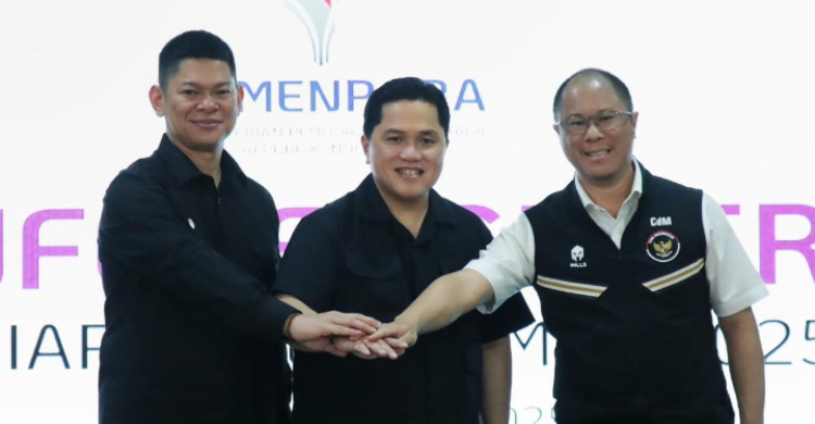 Ketua NOC Indonesia Raja Sapta Oktohari (kir) Menpora Erick Thohir (tengah) dan Chef de Mission (CdM) Bayu Priawan Djokosoetono. Foto : Ist