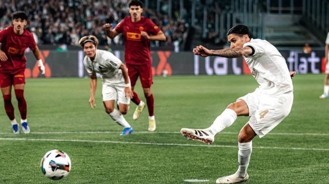 Ini Penyebab Timnas Kalah Lawan Arab Saudi Kevin Diks sukses menjebol gawang Arab Saudi lewat eksekusi pinalti. Foto : Ist