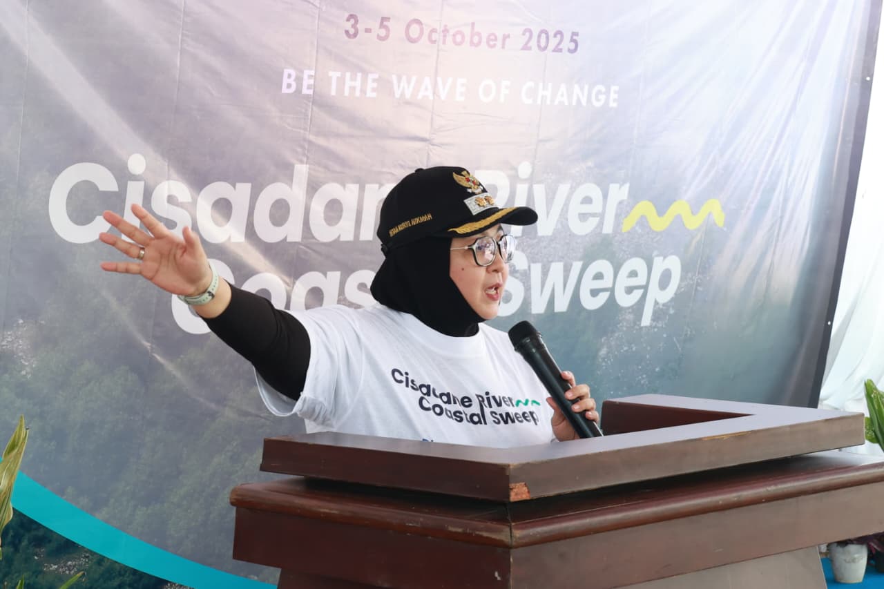 Wakil Bupati (Wabup) Tangerang, Intan Nurul Hikmah, saat menghadiri dan memberikan arahan di acara Cisadane River Costal Sweep yang dipusatkan di River Impact Cisadane Desa Tanjung Burung Kecamatan Teluk Naga pada Minggu (5/10).