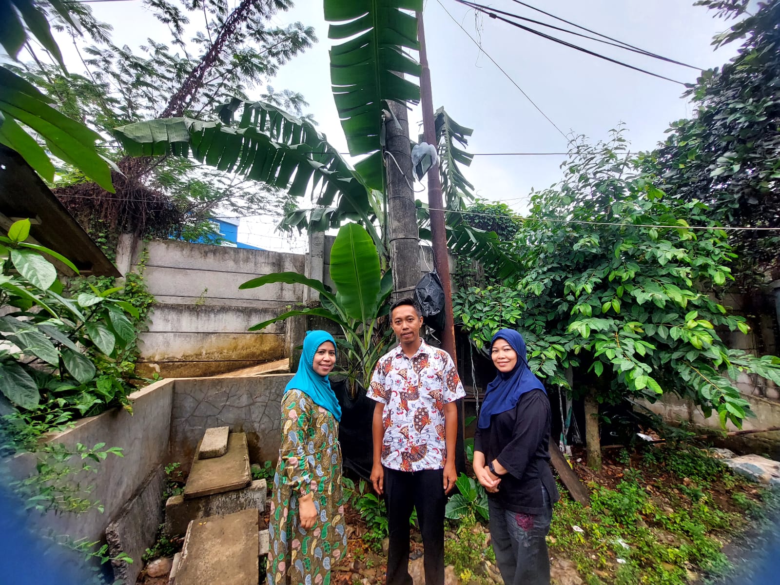 Warga Gang Besan, Rawa Buntu di dekat tembok penghalang akses jalan warga, Senin (20/10)
