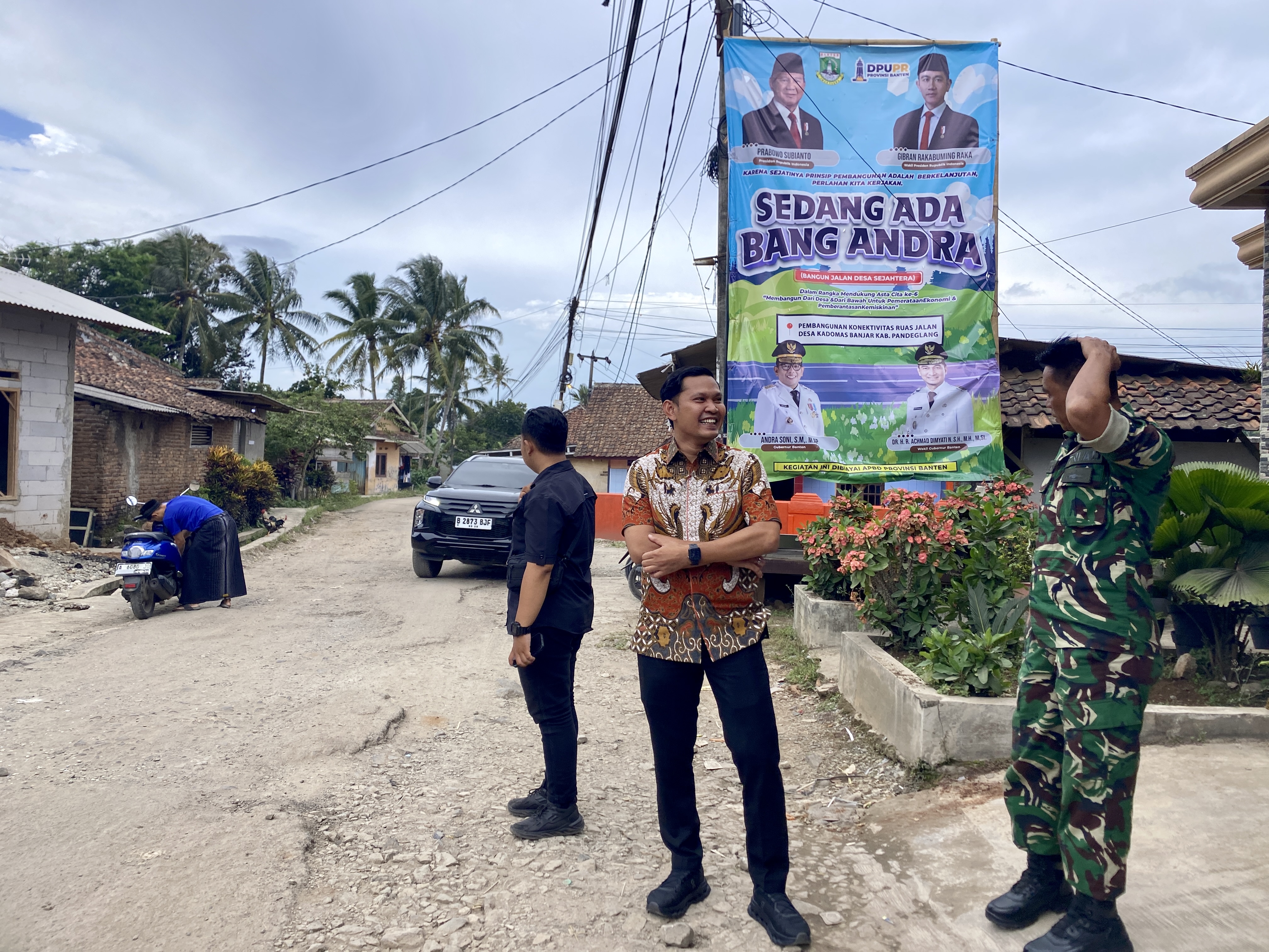 Jalan Kadomas-Banjar Dibangun Bang Andra Usai mensosialisasikan program Bang Andra, Wakil Ketua DPRD Pandeglang, Fikri Pebriansyah telah meninjau kondisi Jalan Kadomas-Banjar sebelum dibangun oleh program Bang Andra, Rabu (29/10).