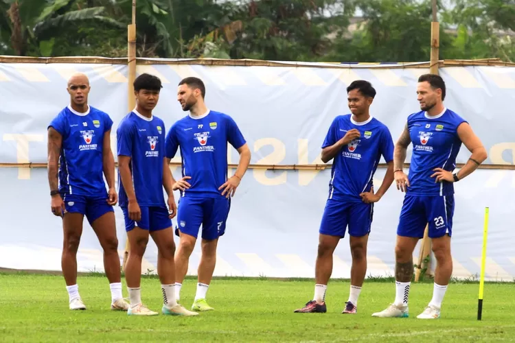 Jamu Persis Solo, Persib Jaga Kekompakan Tim Skuad Persib jalani sesi latihan. Foto : Ist