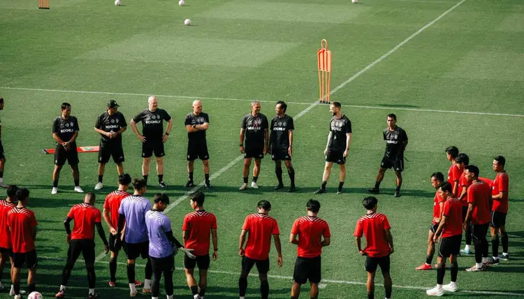Jelang Hadapi Persib, Bali United Fokus Perkuat Kekompakan Tim Sesi latihan skuad Bali United. Foto : Ist
