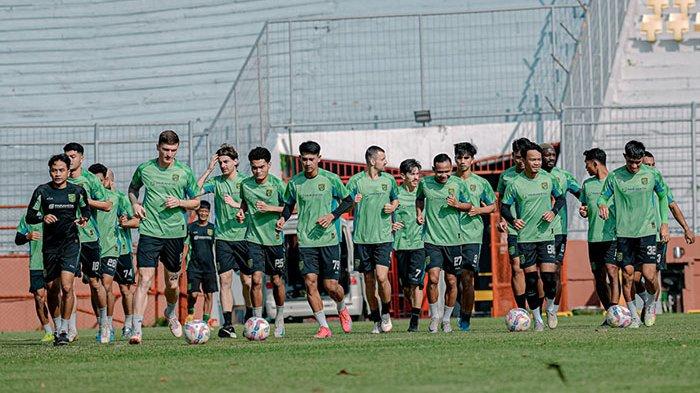 Sesi latihan skuad Persebaya. Foto : Ist