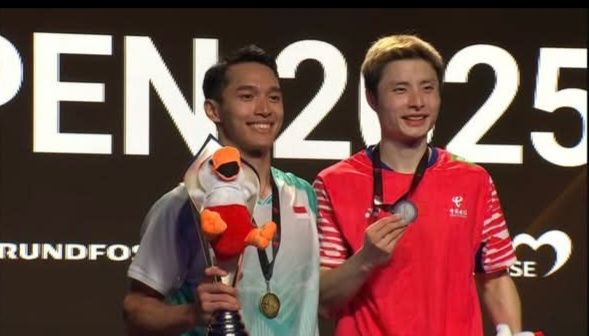 Jojo Juara Denmark Open 2025 Pemain tunggal andalan Indonesia Jonatan Christie (kiri) sukses merebut juara Denmark Open 2025. Foto : Ist