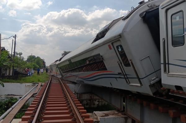 KA Purwojaya yang anjlok di daerah Bekasi. Foto : Ist