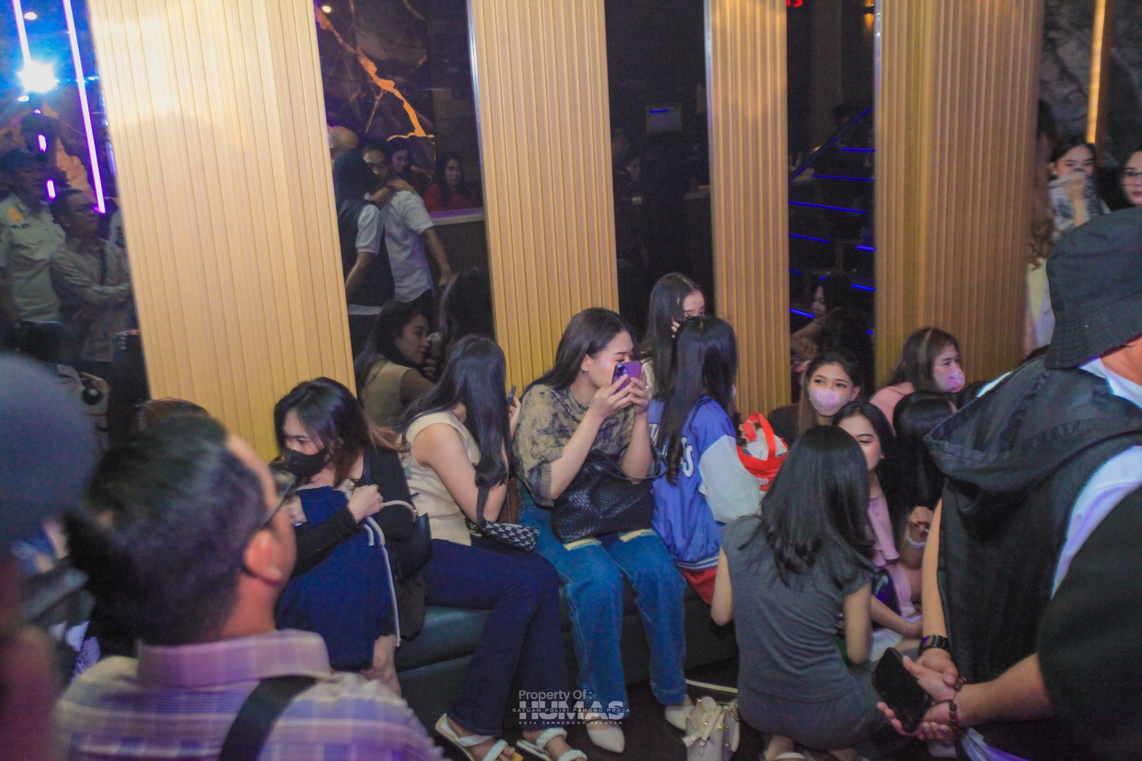 Karaoke di Serpong Utara Digrebek, Puluhan Wanita Pemandu Lagu Digelandang Petugas Foto: Ist