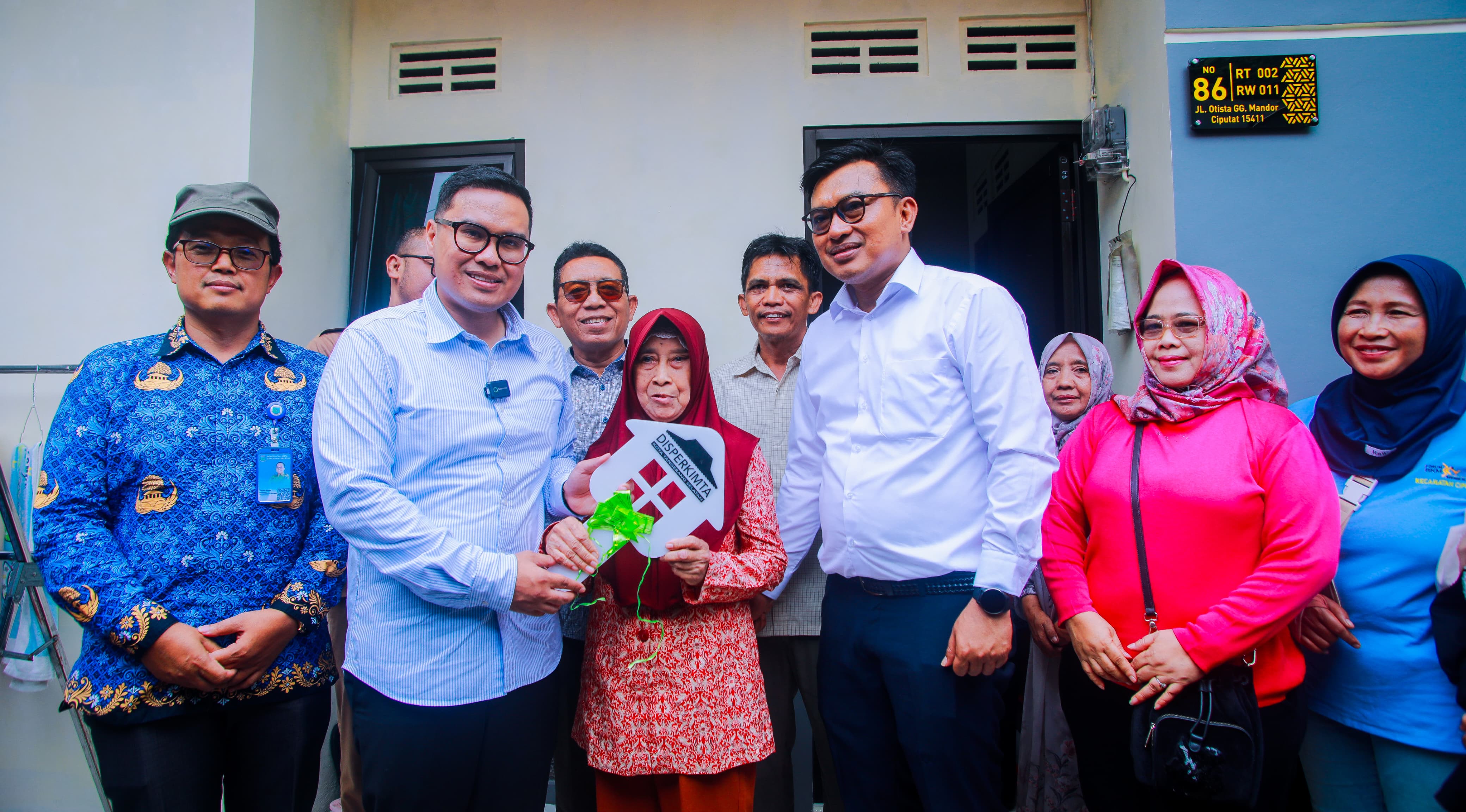 Keceriaan Bu Supatmiati Rasakan Rumah Baru Berkat Program Bedah Rumah Pemkot Tangsel Foto : Ist