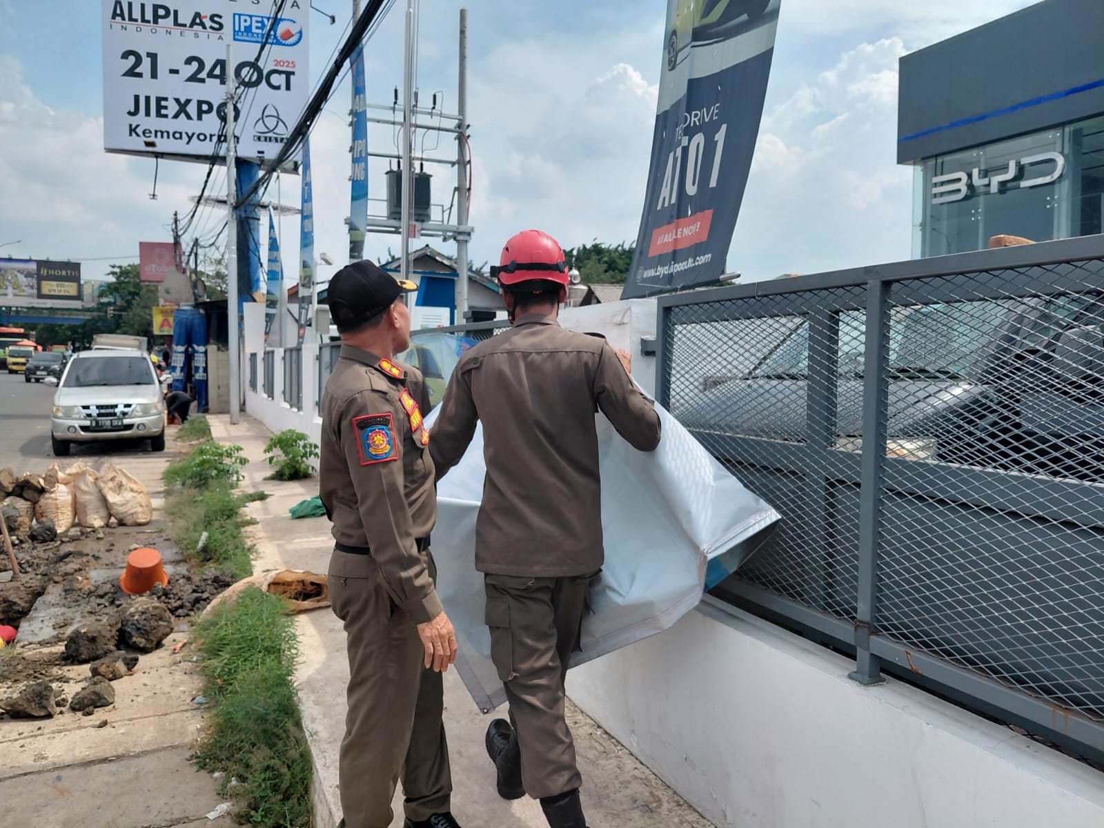 Keliling Kecamatan, Satpol PP Bongkar Reklame Liar Ist.