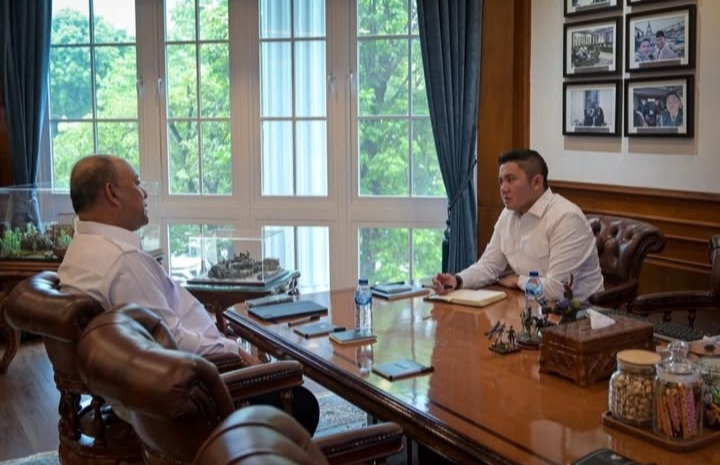 Kepala BGN: 38,5 Juta Warga Sudah Terima Program MBG, Pemasangan Heaters Dikebut Kepala Badan Gizi Nasional (BGN) Dadan Hindayana (kiri) melaporkan perkembangan terbaru program Makan Bergizi Gratis (MBG) kepada Sekretaris Kabinet (Seskab) Teddy Indra Wijaya (kanan). Foto : IG