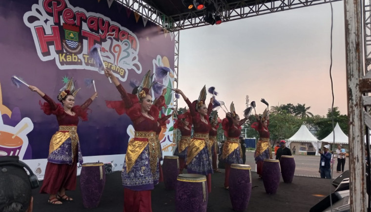 Penampilan salah satu kesenian tradisional di pagelaran Tangerang Berbudaya 2025 di Alun-alun, Pusat Pemerintah Kabupaten (Puspemkab) Tangerang, Tigaraksa, Sabtu (11/10)