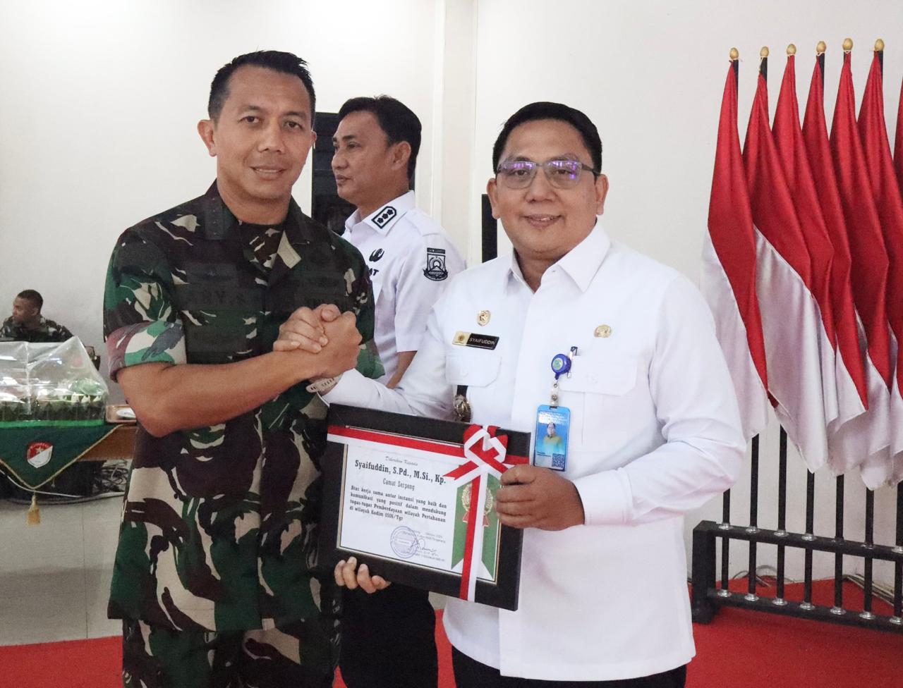 Camat Serpong, Syaifuddin, menerima penghargaan dari Komandan Kodim 0506/Tangerang, Letkol Inf Ary Sutrisno, pada Rabu (8/10). (tangselpos id/rmn)