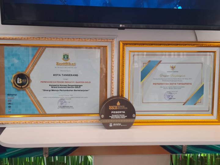 Kota Tangerang Raih Penghargaan Inovatif I Pemkot Tangerang meraih Piagam Kategori Inovatif I (Pertama), dalam ajang Kompetisi Konsep Pengembangan Brand Investasi Banten GOLD 2025, yang mengusung tema 'Sinergi Menuju Pertumbuhan Berkelanjutan'.