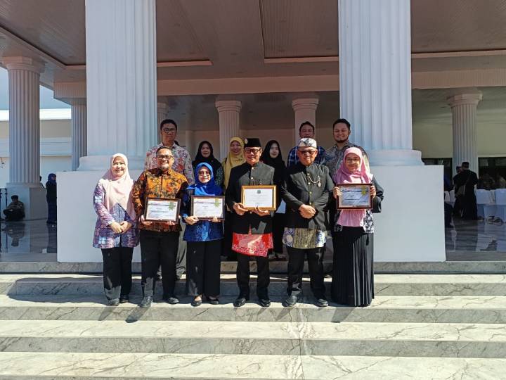 Para petinggi di Kota Tangerang foto bersama usai Pemerintah Kota (Pemkot) Tangerang berhasil meraih enam penghargaan bergengsi dari pemerintah pusat dan Pemerintah Provinsi Banten.