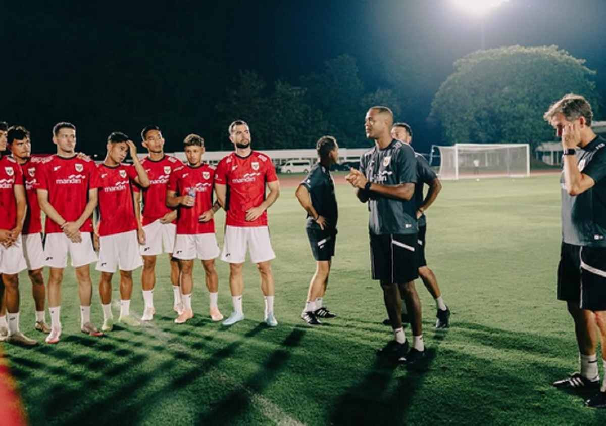 Pelatih Patrick Kluivert saat memberikan arahan  tim asuhnya. Foto : Ist